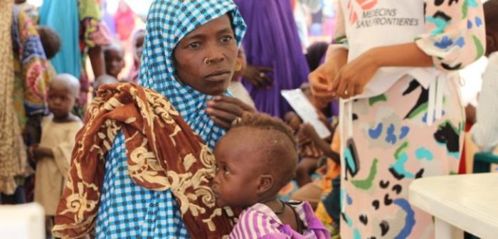 Maryam Sherif con su hija Aisha, de dos años, reciben tratamiento preventivo para la malaria en el campo de refugiados de Muna. En 2017 Ibrahim, su hijo de un año murió debido a la malaria.Musa Yahaya/MSF