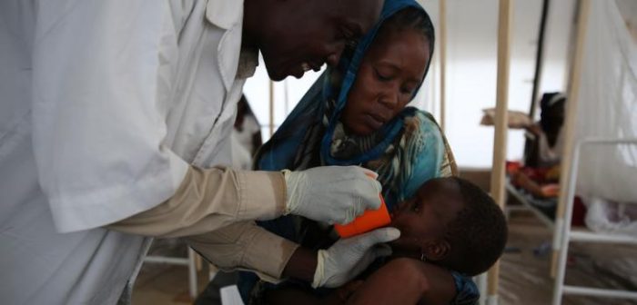 Un enfermero de MSF monitorea a un niño admitido en la guardia. Los pacientes más graves necesitan ser monitoreados cada 30 minutos y, aquellos que presentan una gran mejoría, cada 4 horas. 
Mohammad Ghannam/MSF