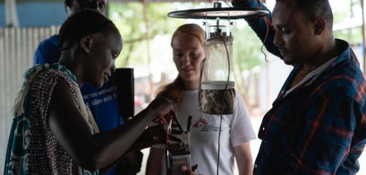 Jeanine Loonen, entomóloga de MSF, explica la configuración y el funcionamiento de las trampas contra mosquitos a los trabajadores de alcance comunitario de MSF que los distribuirán a los hogares de refugiados seleccionados.Gabriele François Casini/MSF
