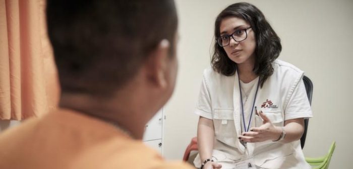 Nuestros equipos en Reynosa identifican de manera regular a pacientes que han sufrido la desaparición de algún familiar y que tienen la necesidad urgente de hablar y expresar su dolor.Christina Simons/MSF