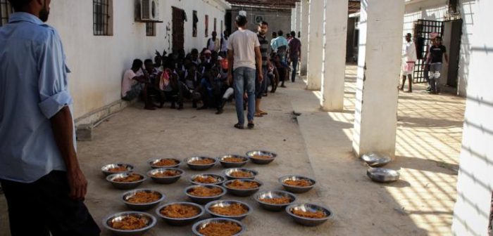 En el centro de detención de Khoms, los migrantes y refugiados deben compartir un cuenco de pasta o arroz entre cinco a 10 personas (foto de archivo).Sara Creta/MSF