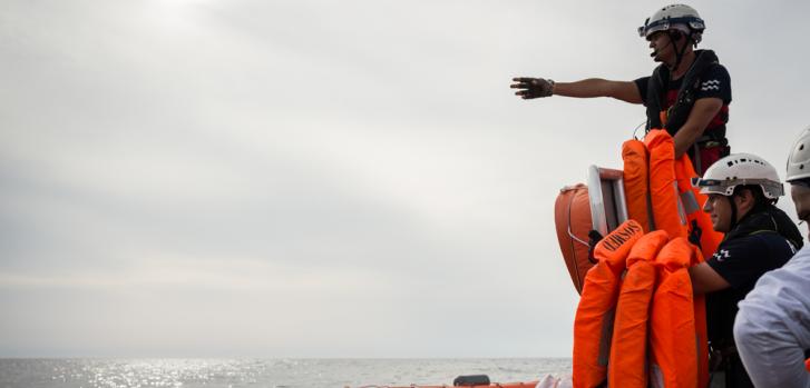 La notificación de Panamá llegó al barco Aquarius mientras sus equipos estaban inmersos en una operación de búsqueda y rescate en el Mediterráneo Central. Durante los últimos tres días, el Aquarius prestó auxilio a dos embarcaciones en apuros y cuenta ahora con 58 supervivientes a bordo.