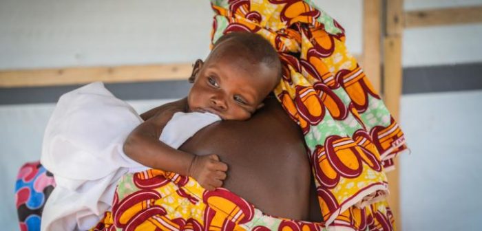 Una madre y su bebé frente a la carpa donde se tratan a los niños menores de un año. El hospital en Magaria es el único disponible en una región de entre 700.000 y un millón de personas, de las cuales alrededor del 20% tienen menos de cinco años.MSF/Laurence Hoenig