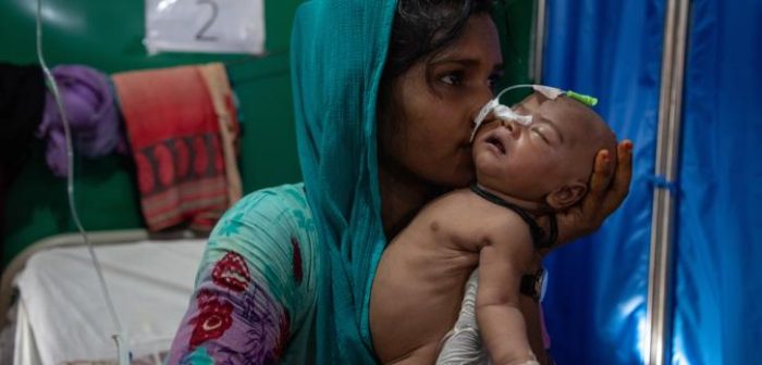 Romana Aktes, de 17 años, usa un guante médico como chupete improvisado para consolar a su bebé de 27 días, quien recibe tratamiento para una infección del tracto urinario en un hospital de MSF en Bangladesh.Daphne Tolis/MSF