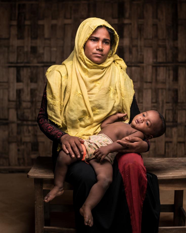 Retrato de una mujera rohingya y su hijo en Bangladesh.
