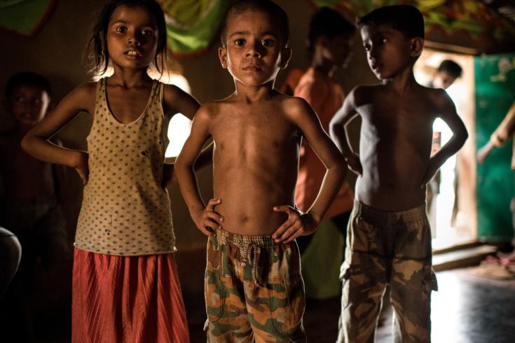Niños rohingyas bailando en la fiesta previa a un casamiento, en un campamento de refugiados improvisado. Distrito Cox's Bazar, Bangladesh. Niños rohingyas bailando en la fiesta previa a un casamiento, en un campamento de refugiados improvisado. Distrito Cox's Bazar, Bangladesh.