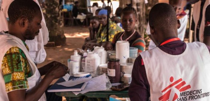 Nuestro equipo móvil visita regularmente varios lugares en y al rededor de las aldeas de Yambio, donde tanto los ex niños soldados como la comunidad pueden acceder al tratamiento médico.Philippe Carr/MSF