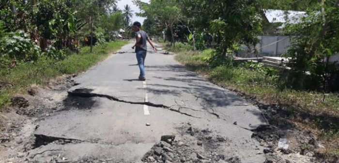 Las rutas dañadas por el terremoto de magnitud 7.7 que golpeó la provincia de Célebes Central el 28 de septiembre. Dirna Mayasari/MSF