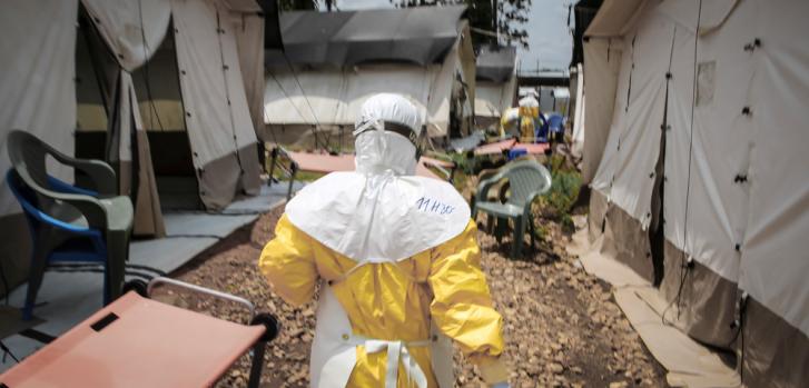 Un equipo médico ingresa a la zona de alto riesgo en el Centro de Tratamiento de Ébola en Mangina, una pequeña ciudad al noroeste de Beni.Carl Theunis/MSF