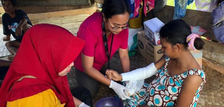 Las clínicas de salud comunitarias fueron dañadas por el terremoto y las personas no pudieron acceder a los servicios de salud. Los equipos de MSF trabajaron junto con la Oficina de Salud local para brindar asistencia en un campo de desplazados internos, en el subdistrito de Dolo Sur, en Sigi, Sulawesi del Sur.Sri Harjanti Wahyuningsih/MSF