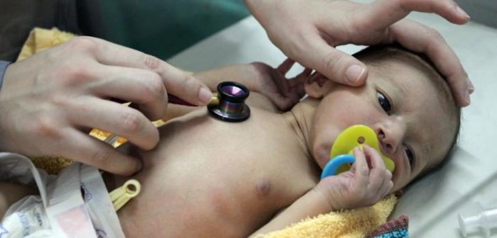 Un bebé en la Unidad de Neonatología del Hospital de Mujeres de Peshawar. Esta cuenta con incubadoras, equipos cardiovasculares, respiratorios y de fototerapia.Laurie Bonnaud/MSF