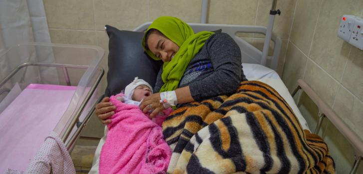 Haifa, de 28 años, está acostada junto a su bebé recién nacido en la unidad de maternidad en el hospital apoyado por MSF en Sinjar.MSF
