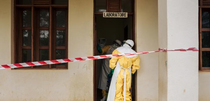 Uno de nuestros compañeros, durante la fase de desinfección, en el laboratorio de la zona de Butembo, en República Democrática del Congo.Alexis Huguet