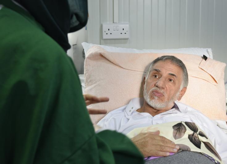 Hani Tah Suleyman, 63 años, en una sesión de apoyo psicológico. Ingresó por ostiomielitis. Está aislado por presentar resistencia a los antibióticos.
