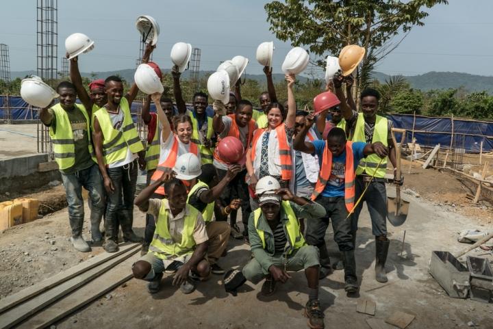 Algunos de los trabajadores que colaboraron en la construcción del hospital de Hangha.