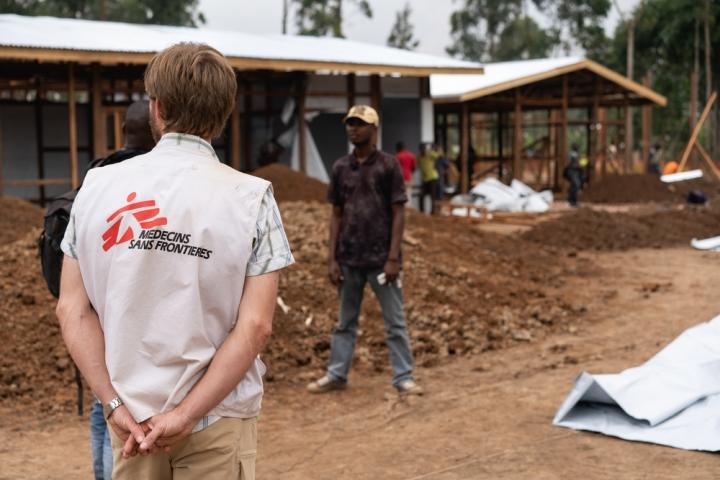 Emmanuel Massart, coordinador de campo de Médicos Sin Fronteras en Katwa, República Democrática del Congo, supervisa la construcción del nuevo centro de tratamiento contra el Ébola.