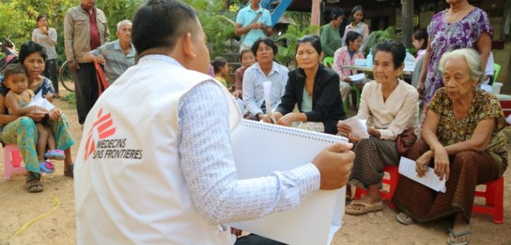 Khen Sophea, un trabajador de MSF, realizando actividades para informar y educar a la población sobre la hepatitis C en un pueblo del distrito Moung Ruessei en Camboya.Simon Ming/MSF