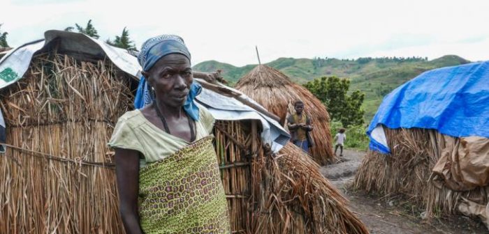 Dheve, una mujer desplazada, en frente a su casa en el campo para desplazados internos en Godol.MSF/Juliette Muller