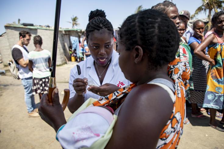 Celina Feliz Berto, enfermera, entrega medicación en una clínica móvil en Mozambique tras el paso del ciclón Idai.
