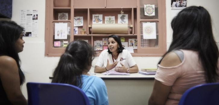 Natali y Katerine fueron abusadas sexualmente por su abuelo (el padre de su madre). que ya fue encarcelado. Las chicas y su madre están recibiendo atención por parte del equipo de Médicos Sin Fronteras.MSF/Christina Simons