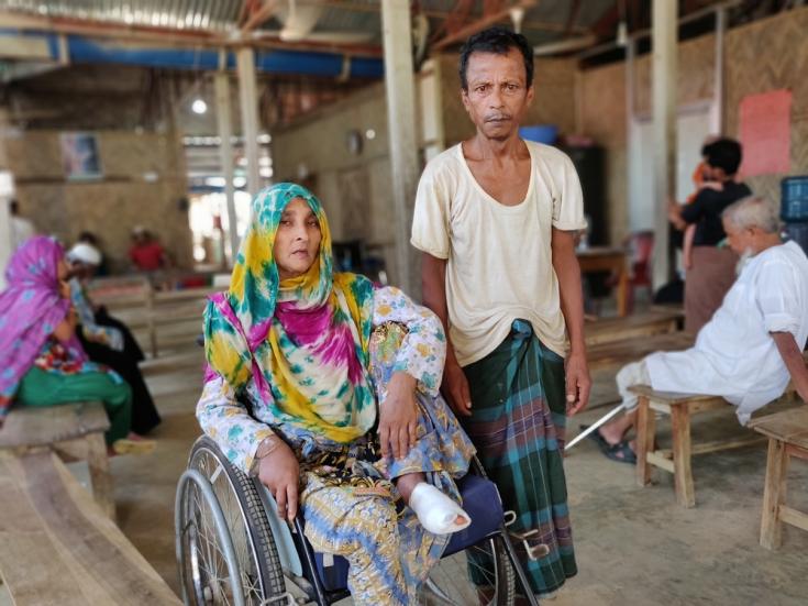 Nunahar y su esposo Abdul Zoleel en el hospital de Kutupalong.