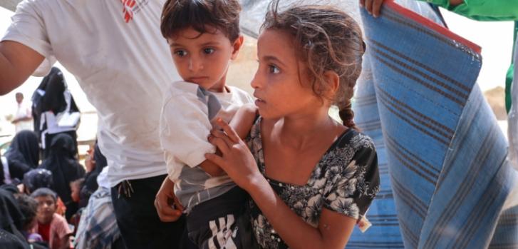 Tras huir de sus hogares, los desplazados viven en circunstancias muy difíciles y carecen de recursos esenciales como alimentos, agua potable o infraestructuras de saneamiento básico.Al Hareth Al Maqaleh/MSF