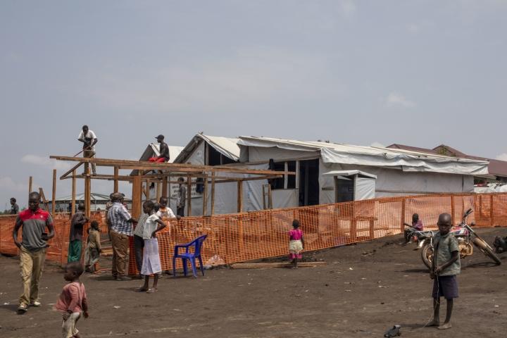El puesto de salud en el campamento para desplazados internos en Bunia, República Democrática del Congo. Médicos Sin Fronteras apoya el centro administrado por las autoridades sanitarias locales proporcionando personal y medicamentos para tratar el Ébola.