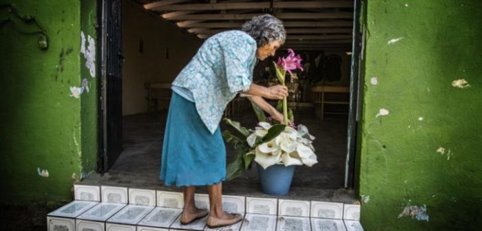 Las visitas de los párrocos también se suspenden. Pese a ello, las mujeres siguen manteniendo la iglesia adornada e impoluta.Juan Carlos Tomasi