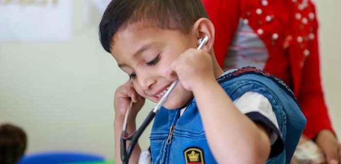 Abbas, de 4 años, juega en la zona infantil del hospital gubernamental Elias Hraoui en Zahle (Líbano). Tanto él como su hermano Youssef son pacientes de talasemia que reciben tratamiento en nuestra unidad de pediatría.Joffrey Monnier/MSF