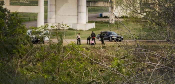 Esta secuencia muestra a un par de migrantes que intentan cruzar el río Bravo, frente al Puente Internacional Eagle Pass, donde la policía fronteriza de EE.UU. los intercepta en el medio del canal.Juan Carlos Tomasi