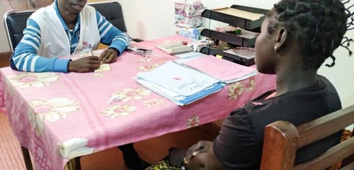 Trabajador de Médicos Sin Fronteras asistiendo a una paciente en el proyecto contra la violencia sexual, en el Hospital Comunitario de Bangui, en República Centroafricana.Mack Alix Mushitsi/MSF