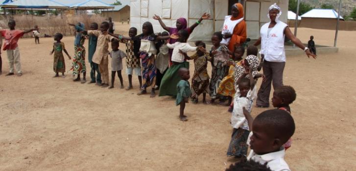 Niños y niñas en Pulka (Nigeria), realizando actividades recreativas con trabajadoras de Médicos Sin Fronteras.Abdulkareem Yakubu/MSF