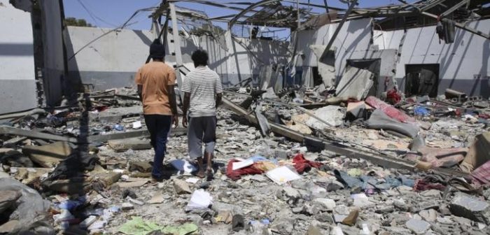 Vista de los escombros tras el ataque al centro de detención de Tayura, en el este de Trípoli (Libia), el pasado 3 de julio de 2019.Hazem Ahmed/AP