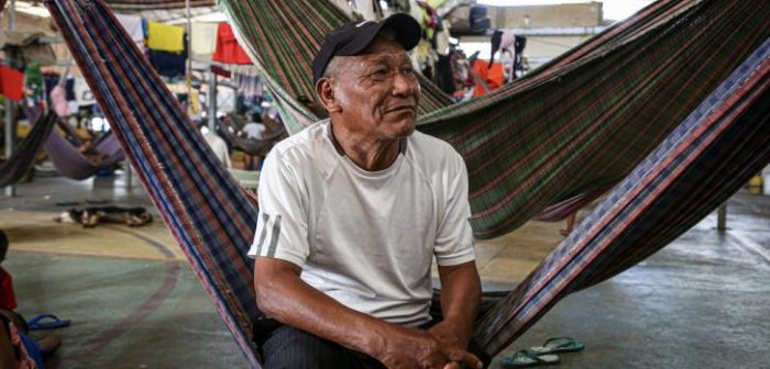 Delio silva es un hombre indígena del grupo étnico Warao. Está sentado en el área donde las personas duermen en hamacas, en un refugio ubicado en el barrio Pintolandia, Boa vista, en Brasil.Victoria Servilhano/MSF