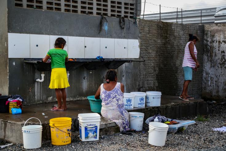 Los residentes indígenas de Pintolância, Boa Vista, lavando la ropa en uno de los pocos lugares donde hay agua en el refugio.