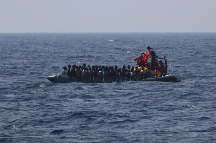 El equipo del Ocean Viking distribuyendo chalecos salvavidas a hombres, mujeres y niños en un bote de goma.