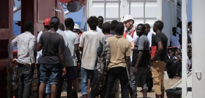 El equipo de Médicos Sin Fronteras a bordo del Ocean Viking registrando a las personas rescatadas luego de subir al barco.MSF/Hannah Wallace Bowman