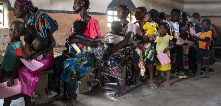 Familias esperando la vacuna contra el sarampión en el área de salud de Etebe, en República Democrática del Congo.Franck Ngonga/MSF