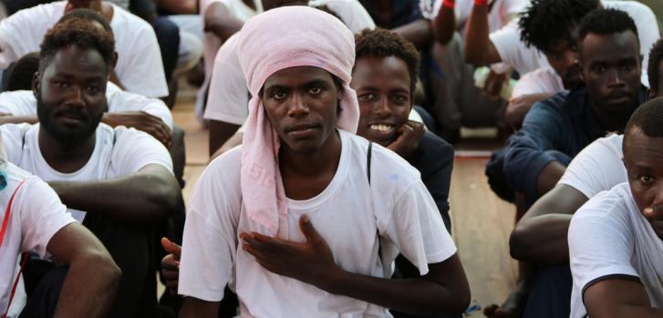 A bordo del Ocean Viking, las personas rescatadas hacen cola para ser examinadas. Tratamos primero los casos más urgentes. MSF/Hannah Wallace Bowman