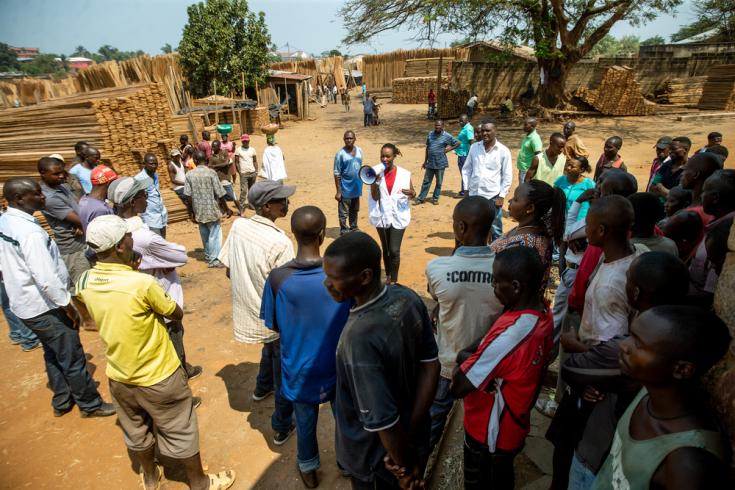 Nicole Niyoyankunze, promotora de salud de Médicos Sin Fronteras, junto a carpinteros del distrito de Bwiza. La expansión de los criterios de admisión por trauma accidental condujo a un aumento en la asistencia a la instalación de 