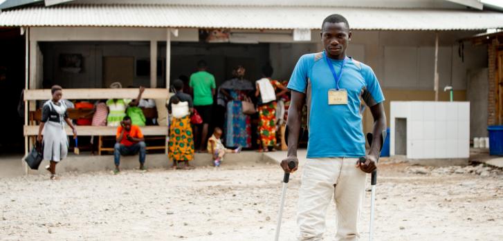 Dos meses después de ser tratado por una fractura doble en la pierna, Assouman Ncamugwanko regresa para un examen de radiología en el centro de traumatología MSF "L’Arche de Kigobe".