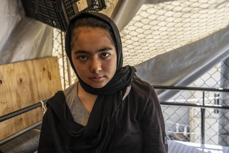 Zeyneb, tiene 12 años y es de Afganistán. Vive en una tienda de campaña a pocos metros de Fátima, en la isla de Lesbos (Grecia).