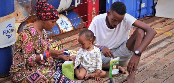 Hana y Mabrouk permanecen junto a su bebé, a bordo del Ocean Viking.MSF/Hannah Wallace Bowman