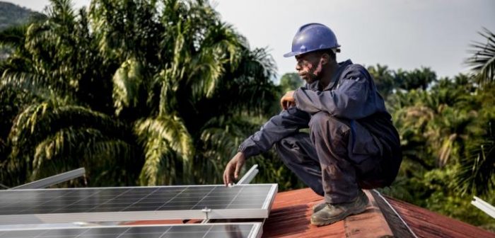 Instalamos un sistema de paneles solares en el Hospital General de Kigulube para dar autonomía a este centro durante los próximos 20 años.Pablo Garrigos/MSF