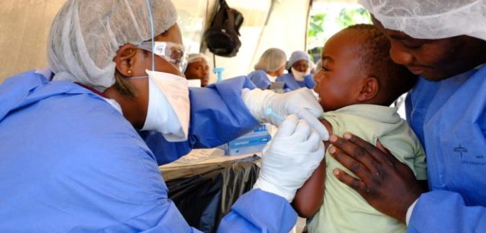 Justin (nombre modificado), de dos años y medio, recibe la vacuna experimental contra el Ébola, conocida como rVSV-ZEBOV, en el centro de vacunación ubicado en Kimbangu, en la ciudad de Beni, República Democrática del Congo.Samuel Sieber