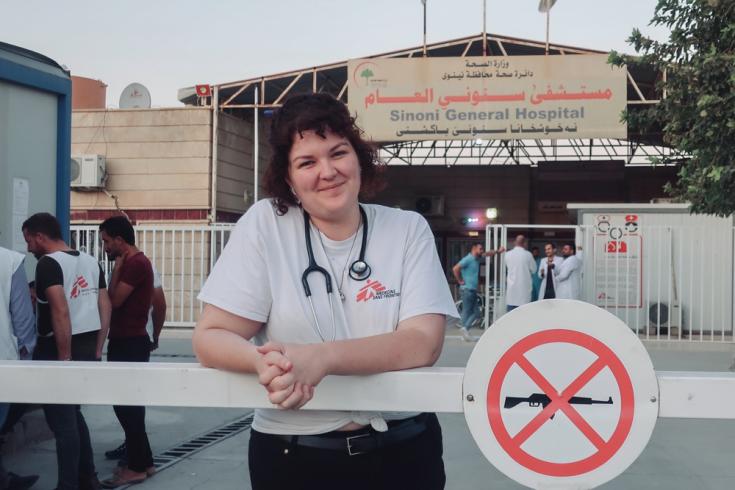 La Dra. Kate Goulding afuera del Hospital General de Sinuni, en la provincia de Sinjar, al noroeste de Irak. Ella es australiana y manejó la sala de emergencias y el departamento de pediatría del hospital