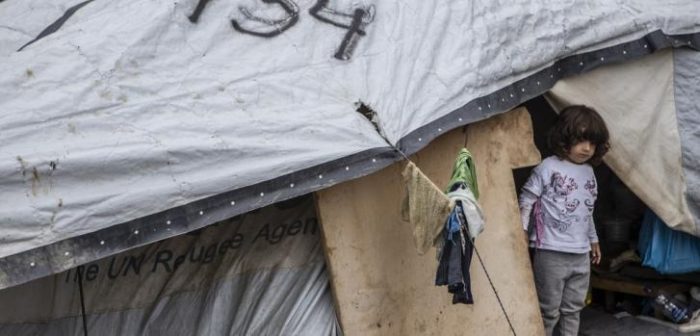 Una niña se asoma desde su carpa en el campo de refugiados de Moria, en la isla de Lesbos, Grecia.MSF