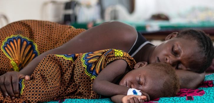 Lutumba tiene 14 meses. Llegó la tarde del 25 de diciembre de 2019 con fiebre, tos y diarrea. Tiene sarampión y recibe tratamiento en el centro de tratamiento de sarampión (CTR) de Muanda, en la provincia de Kongo Central, uno de los puntos más críticos de la epidemia. La pequeña debe permanecer en el CTR durante tres días bajo observación y otros tres días de tratamiento ambulatorio antes de estar completamente curada.Solen Mourlon/MSF