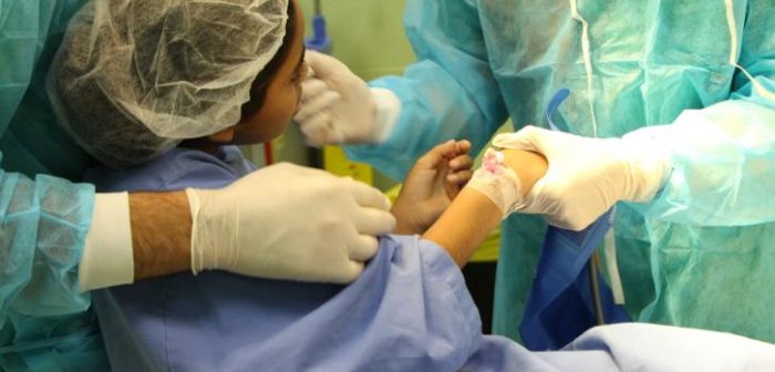 Rima Alghoul, anestesista de Médicos Sin Fronteras, cuida a Salwa, de 11 años, antes de un procedimiento quirúrgico para limpiar y vendar su herida, en el Hospital Dar Al Salam en Franja de Gaza.Candida Lobes/MSF