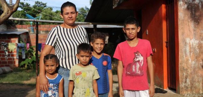 La casa donde Garith y sus cuatro hijos viven en Tame, Arauca. Aunque ella y su esposo trabajan para encontrar materiales reciclables y ocasionalmente como asistentes de estacionamiento, les resulta difícil recaudar suficiente dinero para pagar el alquiler de la casa con tres habitaciones y un baño que comparten con otras nueve personas.MSF/Esteban Montaño